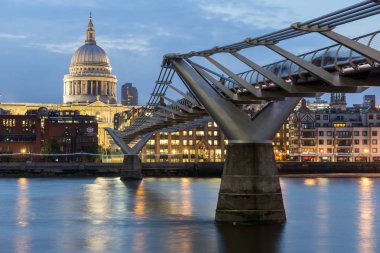 Londra - 17 Haziran 2016: Millennium Köprüsü ve St. Paul Katedrali, Londra gece fotoğrafı