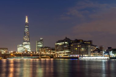 Londra, İngiltere - 17 Haziran 2016: Gece Panorama, Southwark Köprüsü, Shard gökdelen ve Thames Nehri
