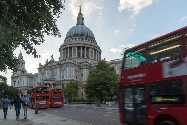 LONDRES, ENGLÂNDIA - JUNHO 17 2016: Vista incrível da Catedral de São Paulo em Londres — Fotografia de Stock