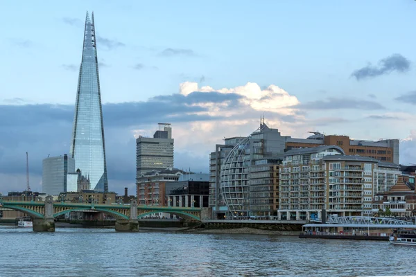 Londra, İngiltere - 17 Haziran 2016: Twilight Thames Nehri ve Shard — Stok fotoğraf