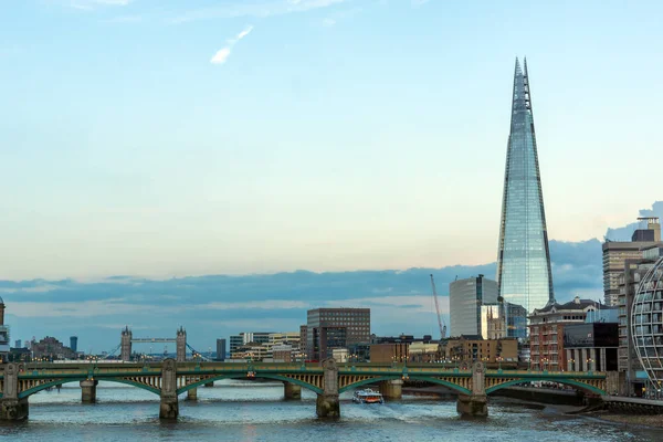 Londen, Engeland - 17 juni 2016: Twilight op Southwark Bridge, de rivier de Thames en The Shard wolkenkrabber, Londen — Stockfoto
