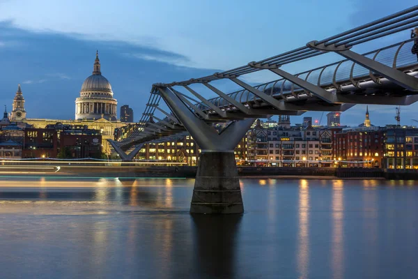 LONDRES, INGLATERRA - 17 DE JUNIO DE 2016: Foto nocturna del Puente del Milenio y la Catedral de San Pablo, Londres —  Fotos de Stock