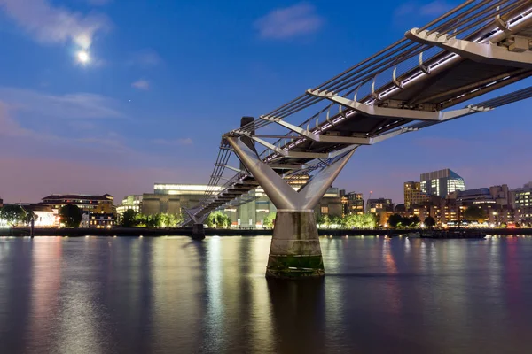 London, england - 17. juni 2016: nachtpanorama der millennium bridge, tate modern gallery und thames river, london — Stockfoto