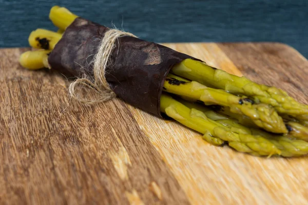 Organicznych z grilla i Marynowane szparagi — Zdjęcie stockowe