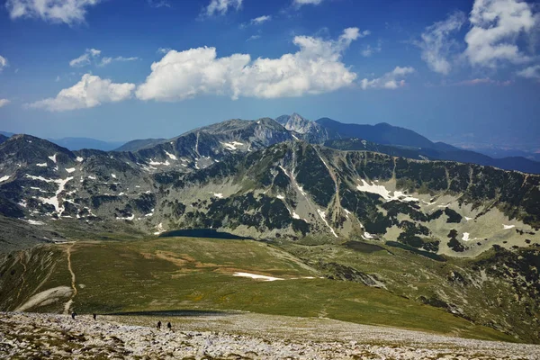 Panorama con El camino para escalar un pico de Vihren, Montaña Pirin — Foto de Stock