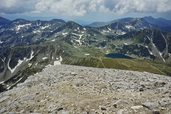 Дивовижний краєвид з Vihren піку до озера Vlahini, гори Пірін — стокове фото