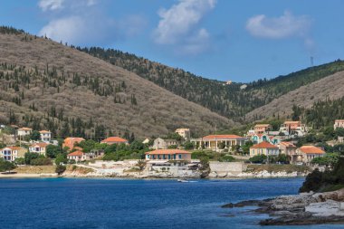 Fiskardo, Kefalonia, Yunanistan - 25 Mayıs 2015: Kefalonia, Fiskardo kasaba Ionian Islands görünümünü şaşırtıcı