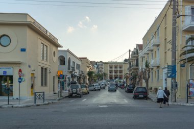 Argostoli, Kefalonia, Yunanistan - 25 Mayıs 2015: Kasaba Argostoli, Kefalonia, Ionian Islands sokakta Sunset görünümünü