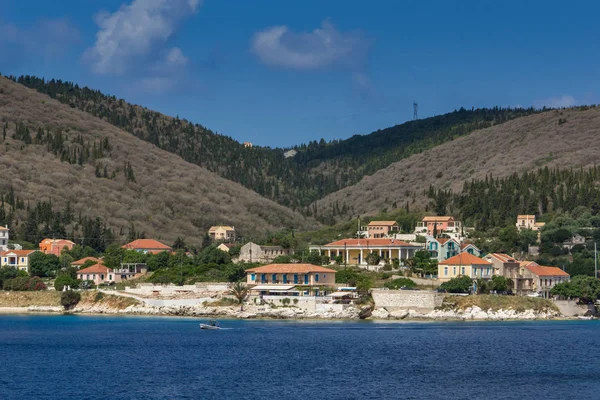 Fiskardo, Kefalonia, Grekland - kan 25 2015: Fantastisk Panorama av staden av Fiskardo, Kefalonia, Joniska öarna — Stockfoto