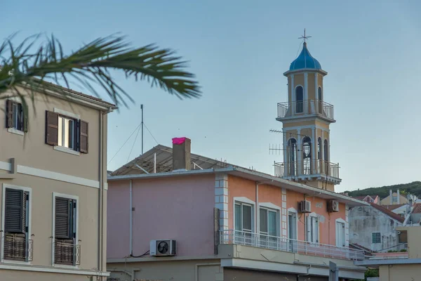 ARGOSTOLI, KEFALONIE, GRÈCE - 25 MAI 2015 : Clocher de l'église dans la ville d'Argostoli, Céphalonie — Photo