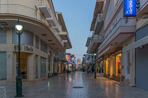 ARGOSTOLI, KEFALONIE, GRÈCE - 26 MAI 2015 : Coucher de soleil sur la rue principale dans la ville d'Argostoli, Céphalonie, îles Ioniennes — Photo