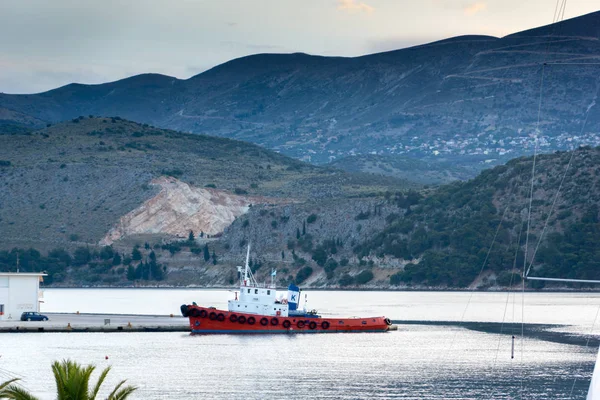 Argostoli 포트 Kefalonia, 이오니아 섬의 Argostoli, 5 월 26 2015 Kefalonia, 그리스: 일출 보기 — 스톡 사진