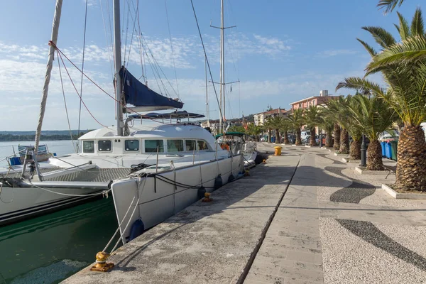 ARGOSTOLI, KEFALONIA, GRECIA - 26 DE MAYO DE 2015: Panorama de Embankment y puerto de Argostoli, Cefalonia — Foto de Stock