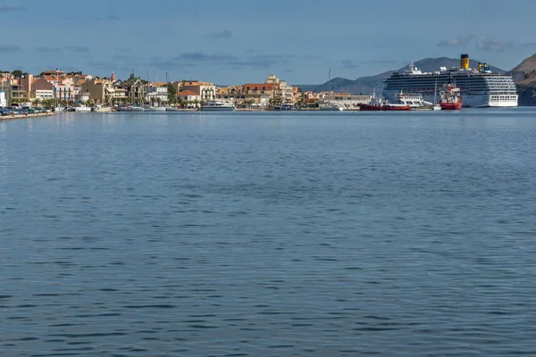 ARGOSTOLI, KEFALONIA, GRECIA - 26 MAGGIO 2015: Panorama della città di Argostoli e nave da crociera, Cefalonia, Isole Ionie — Foto Stock