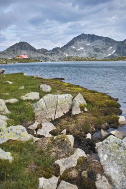 Günbatımı üzerinde Tevno Gölü ve Kamenitsa tepe, Pirin Dağı