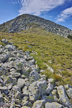 Bulutlar üzerinde Dzhano tepe, Pirin Dağı