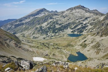 Kamenitsa ve Yalovarnika tepeler, Argirovo ve Mitrovo Gölü'nden Dzhano, Pirin Dağı ile muhteşem manzara