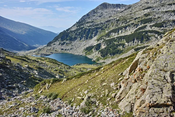 Paisagem incrível com colinas verdes e lago Mitrovo, Pirin Mountain — Fotografia de Stock