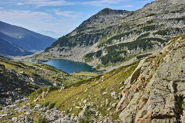Atemberaubendes panorama mit grünen hügeln und mitrovo see, pirin mountain, — Stockfoto