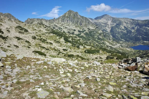 Úžasná krajina s Dzhangal a Polezhan vrcholy, pohoří Pirin — Stock fotografie