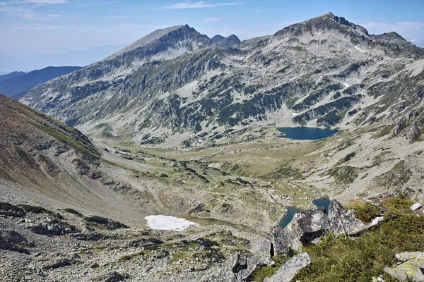 Paysage étonnant avec pics Kamenitsa et Yalovarnika et lac Mitrovo — Photo