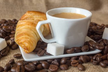 Kupası ve kahve tanesi