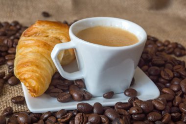 Kupası ve kahve tanesi