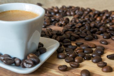 Kupası ve kahve tanesi