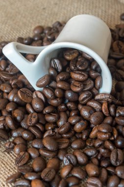 Kupası ve kahve tanesi