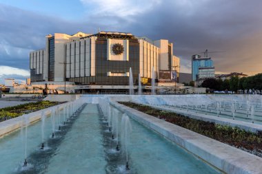 Sofia, Bulgaristan - 3 Temmuz 2016: Gün batımı görünümü Sofya Ulusal Kültür Sarayı