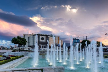 Sofia, Bulgaristan - 3 Temmuz 2016: Gün batımı görünümü Sofya Ulusal Kültür Sarayı