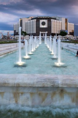 Sofia, Bulgaristan - 3 Temmuz 2016: Gün batımı görünümü Sofya Ulusal Kültür Sarayı