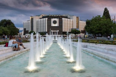 Sofia, Bulgaristan - 3 Temmuz 2016: Gün batımı görünümü Sofya Ulusal Kültür Sarayı