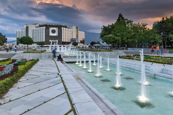 Sofia, Bulgarien - 3 juli 2016: Solnedgång utsikt över nationella Kulturpalatset i Sofia — Stockfoto