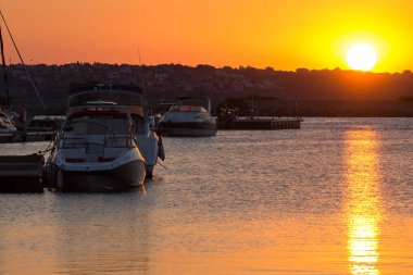 Sozopol, Bulgaristan - 11 Temmuz 2016: Süzebolu bağlantı noktası, Burgaz bölge günbatımında