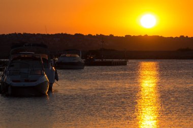 Sozopol, Bulgaristan - 11 Temmuz 2016: Süzebolu bağlantı noktası, Burgaz bölge günbatımında