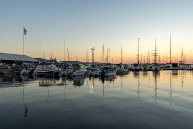Sozopol, Bulgaristan - 11 Temmuz 2016: Süzebolu bağlantı noktası, Burgaz bölge günbatımında