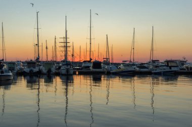 Sozopol, Bulgaristan - 11 Temmuz 2016: Süzebolu bağlantı noktası, Burgaz bölge günbatımında