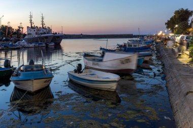 Sozopol, Bulgaristan - 11 Temmuz 2016: Süzebolu bağlantı noktası, Burgaz bölge günbatımında
