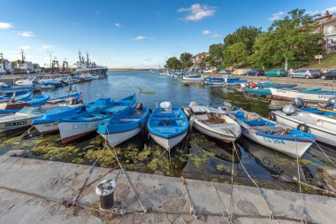 Sozopol, Bulgaristan - 12 Temmuz 2016: Süzebolu şehir, Burgaz bölge Liman Panoraması