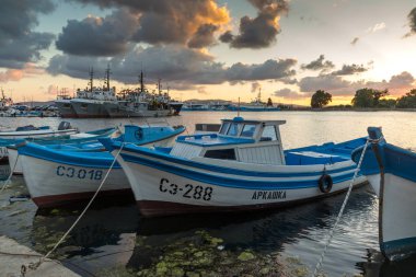 Sozopol, Bulgaristan - 12 Temmuz 2016: Sunset Panorama Süzebolu şehir bağlantı noktasının