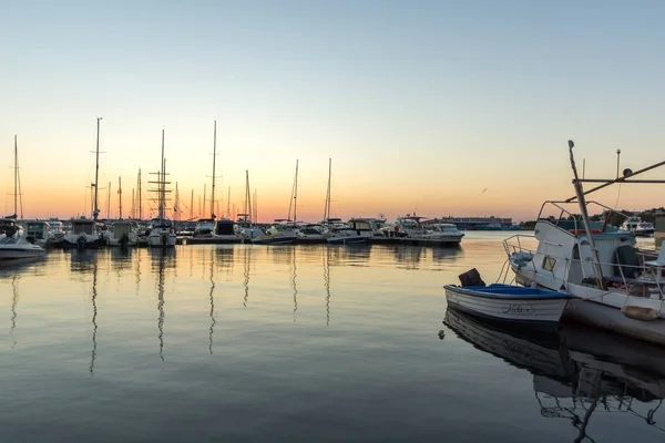 SOZOPOL, BULGARIA - 11 de julio de 2016: Puesta de sol en el puerto de Sozopol, Región de Burgas — Foto de Stock