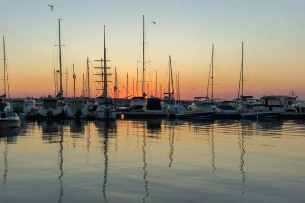 Sozopol, Bulgaristan - 11 Temmuz 2016: Süzebolu bağlantı noktası, Burgaz bölge günbatımında