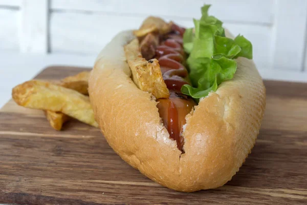 Churrasco Cachorro quente grelhado com ketchup, batatas fritas — Fotografia de Stock