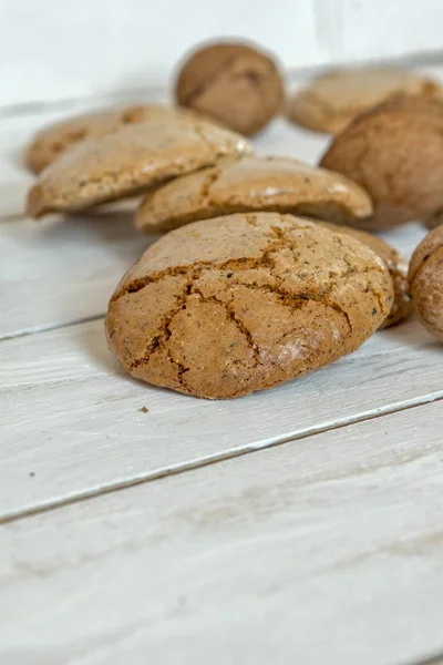 Macaroons biscoitos e nozes — Fotografia de Stock