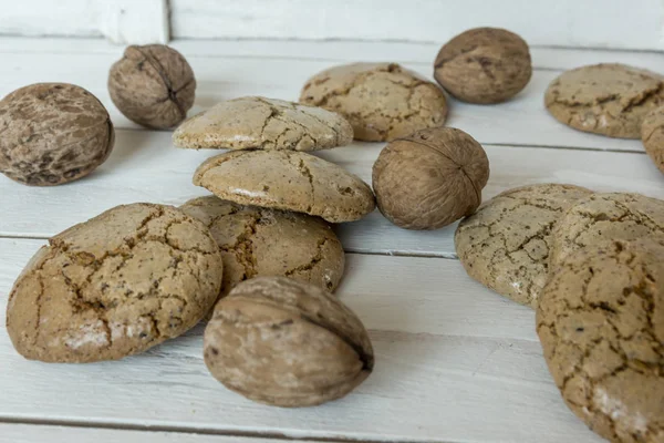 Macaroons biscoitos e nozes — Fotografia de Stock