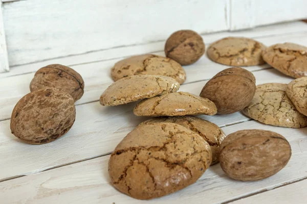 Macaroons biscoitos e nozes — Fotografia de Stock