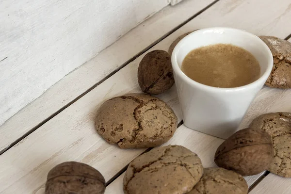 Tasse de café, biscuits, noix et chocolat — Photo