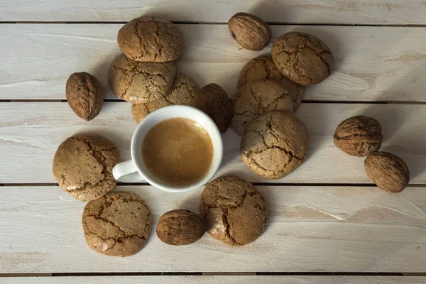 Tasse de café, biscuits, noix et chocolat — Photo