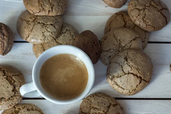 Tasse de café, biscuits, noix et chocolat — Photo